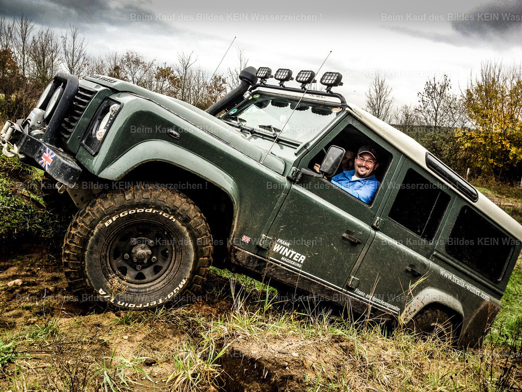 Landrover Off Road-3717 | Manchmal darf die Kamera einfach mitfahren---Nicht jedes Foto in dieser Galerie entstand im Rahmen eines klassischen Fotoauftrags. Dieses Bild entstand bei einem Geländewagen-Event in Dolle, das vom Autohaus Henke organisiert wurde. Gemeinsam mit einem guten Freund, der selbst einen Land Rover fährt, erlebte ich, wie erstaunlich steile Hügel und anspruchsvolle Geländepassagen mit den Fahrzeugen gemeistert wurden.---Für mich war das ein Tag voller Technik und Abenteuer. Ich erinnere mich an einen schönen Tag. Danke Frank - Realisiert mit Pictrs.com