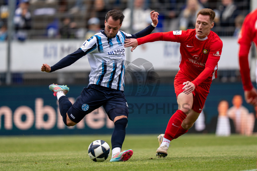 Stuttgarter Kickers vs. SG Sonnenhof Großaspach, Fussball, Regionalliga Suedwest, 34. Spieltag, 16.05.2026 | Torchance durch David Tomic (Stuttgarter Kickers, #08) im Duell mit Leon Maier (SG Sonnenhof Großaspach, #20),Stuttgarter Kickers vs. SG Sonnenhof Großaspach, Fussball, Regionalliga Suedwest, 34. Spieltag, 16.05.2026