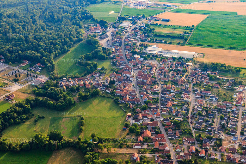Vue aérienne: Vue de la ville depuis l'est à Niederrœdern dans le département Bas Rhin, France – .Photo: IMG_30615.jpg prise le 09/07/2010 par Werner Riehm/FLY-FOTO.eu – Résolution de l'original: 4375 x 2917 px