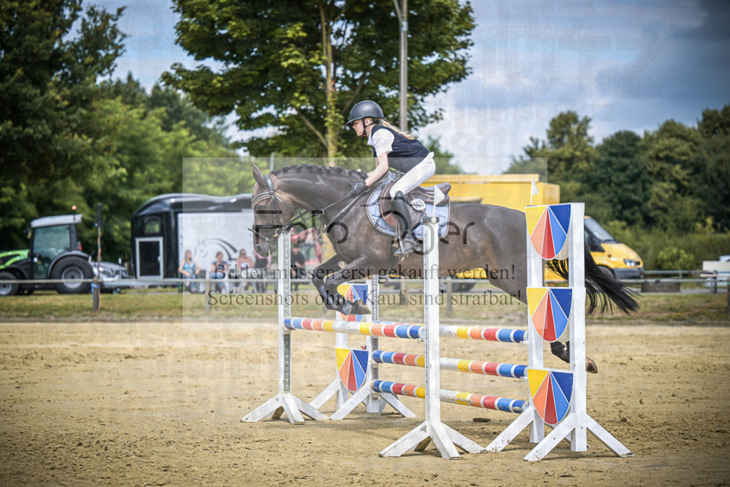 DOS_7690 | Entdecke hochwertige Reitturnierfotos von Foto Oger. Professionell, emotional und authentisch – jetzt Lieblingsmomente im Shop bestellen.Deutschlandweite Turnierfotografie. - Realisiert mit Pictrs.com