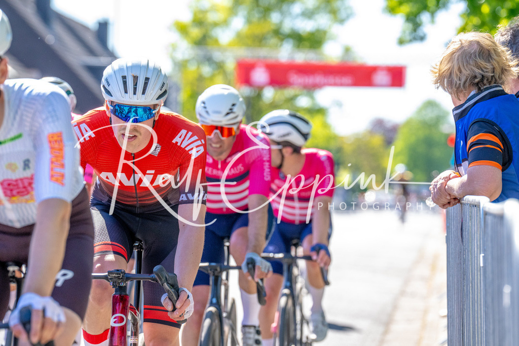 Spurt in den Mai 2026 - Großer Preis der Sparkasse Neuss | Annual one-day road cycling race "Großer Preis der Sparkasse Neuss" held in Büttgen, Germany, organized by VfR Büttgen 1912 e.V. The event features multiple races across all age categories from U11 youth to Elite men. - Realisiert mit Pictrs.com