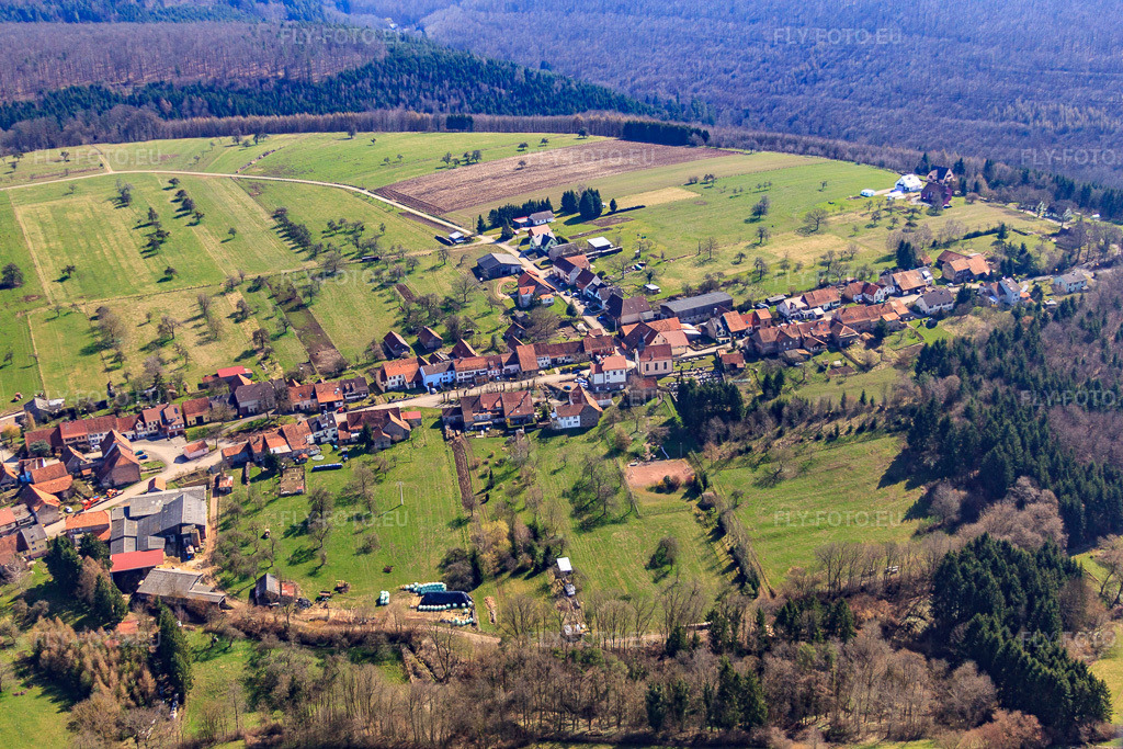 Vue aérienne: Vue de la ville depuis l'ouest à Ratzwiller dans le département Bas Rhin, France – .Photo: IMG_38485.jpg prise le 20/03/2011 par Werner Riehm/FLY-FOTO.eu – Résolution de l'original: 4752 x 3168 px