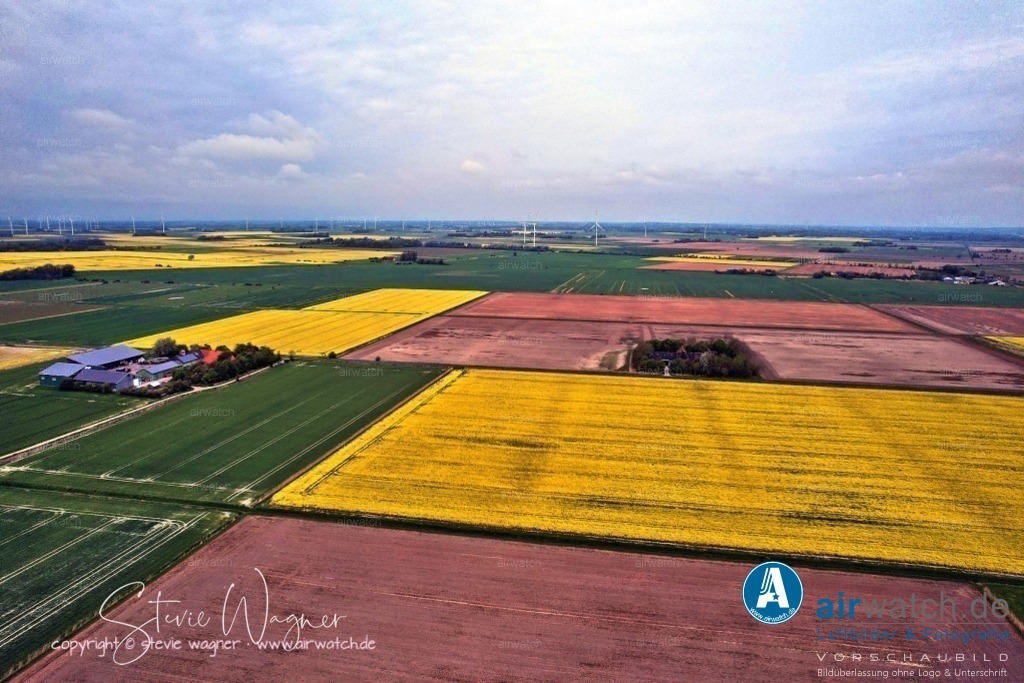 Luftbilder Galmsbuellkoog - Nordfriesland | Luftbilder Galmsbuellkoog - Die Eindeichung von Galmsbüllkoog hatte auch Auswirkungen auf die lokale Kirchengeschichte. Die Planungen für eine eigene Kirche im Alten Christian-Albrecht-Koog verzögerten sich, und stattdessen wurde 1749 eine kostspielige neue Halligkirche errichtet, die jedoch bereits 1800 wieder abgerissen wurde. Es dauerte fast 90 Jahre, bis 1742 ein Bauplatz für eine eigene Kirche ausgewiesen wurde.