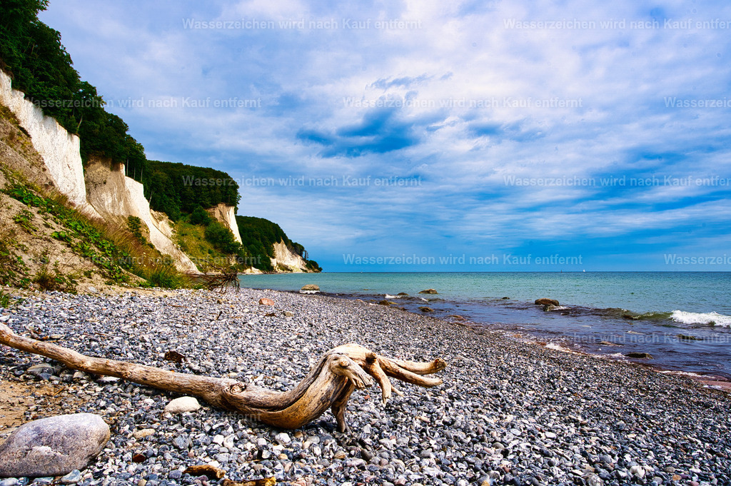 Rügen - Kreiseküste - Kieler Bach | Der Nationalpark Jasmund auf der Insel Rügen ist Deutschlands kleinster Nationalpark und weltweit bekannt für seine imposanten Kreidefelsen, darunter der berühmte Königsstuhl. Zum UNESCO-Weltnaturerbe gehören außerdem die uralten Buchenwälder, die gemeinsam mit der einzigartigen Steilküste eine beeindruckende Natur- und Fotokulisse an der Ostsee bilden. - Realisiert mit Pictrs.com