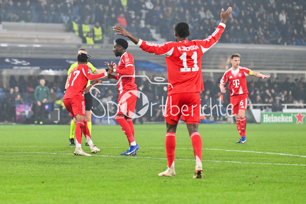 Atalanta Bergamo - FC Bayern München | BERGAMO, ITALY - 10. MARCH:  Michael OLISE (FC Bayern Munich 17) celebrates after his goa l to makes it 0-5 during the UEFA Champions League match between Atalanta Bergamo vs. FC Bayern Munich on first leg of round of 16 at New Balance Arena