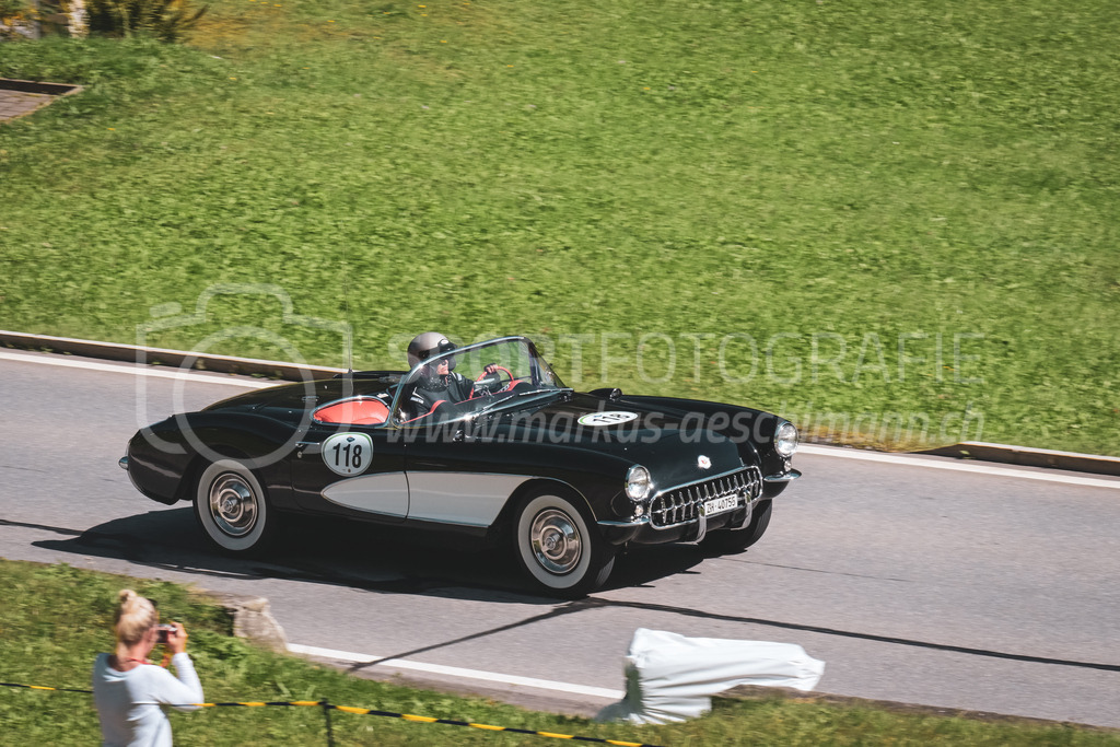 21. Arosa ClassicCar 2025 - 6. =September= 2025 | Nicole Schmid aus Herrliberg (SUI) in einem Chevrolet Corvette C1 aus dem Jahre 1957 mit Startnummer 118 am Arosa ClassicCar 2025 in der Kategorie Alpine Performance..@arosaclassiccar, @arosa.official, #arosaclassiccar, #arosa, #76curves, #classiccarBild: Sportfotografie Markus Aeschimann | www.markus-aeschimann.ch - Realisiert mit Pictrs.com