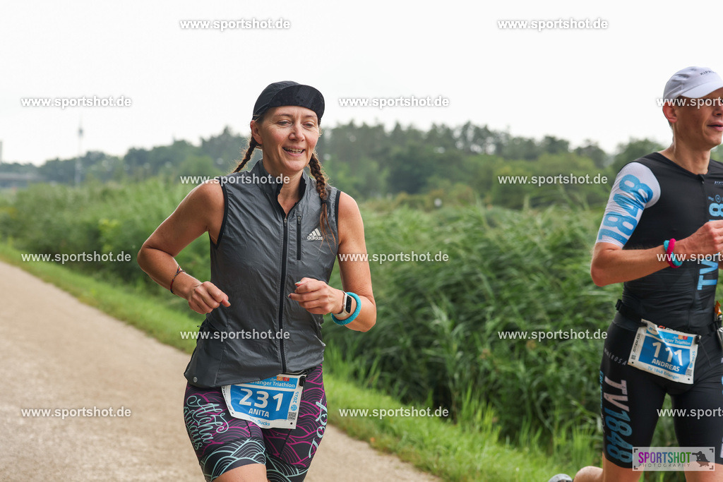 LUR_1823 | 34. M-net Erlanger Triathlon 2025 #erlangertriathlon  #mnettriathlon2025 #mnettriathlon #team #olympischedistanz #mitteldistanz #triathlon #maindonaukanal  #erlangertriathlon2025 #yourpictrs #tv1848 #tv1848erlangen  #triathlonbayern #sportinerlangen #demsportverbunden #sportshot_your_pictrs Copyright: www.sportshot.de