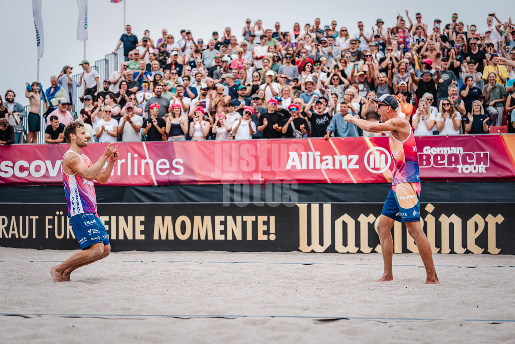 Beachvolleyball | Männer | Allianz German Beach Tour 2024 | Tourstop Kühlungsborn 2 | 18.08.2024 | v.l. Eric Stadie und Momme Lorenz jubeln nach dem Sieg und ziehen ins Finale ein