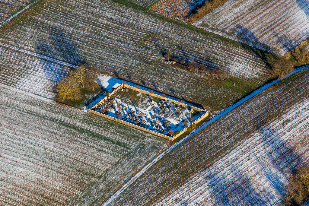 Luftbild: Friedhof im Winter bei Schnee im Ortsteil Kleinsteinfeld in Niederotterbach im Bundesland Rheinland-Pfalz in Deutschland. Foto: IMG_139741.jpg vom 16.01.2024 durch Werner Riehm/FLY-FOTO.de