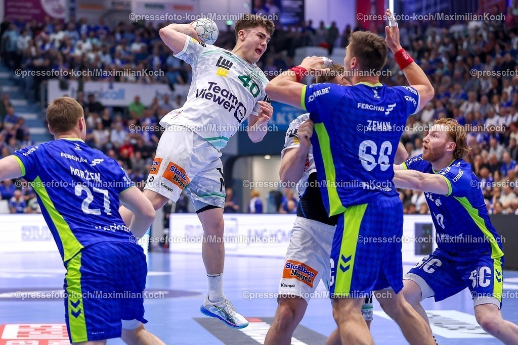 Gum30042601055 | 30.04.2026, Handball, 1. HBL, VfL Gummersbach - Frisch Auf! Göppingen, Saison 2025 / 2026 Herren, Schwalbe-Arena: Elias Newel (Frisch Auf Göppingen #40) wirft den Ball auf das Tor gegen Kristjan Horzen (VfL Gummersbach #27) Stepan Zeman (VfL Gummersbach #66) Tom Kiesler (VfL Gummersbach #30) 