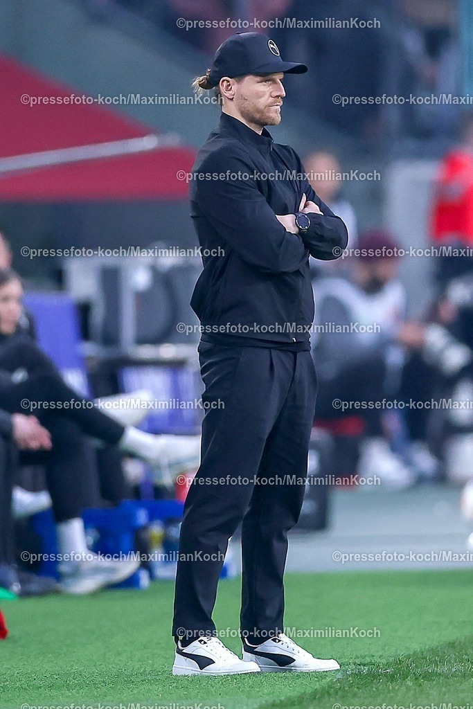 BMG13122502040 | 13.12.2025, Fußball, Borussia Mönchengladbach - VfL Wolfsburg, 1. Fußball Bundesliga, 14.Spieltag, Borussia-Park, Saison 2025 2026: Cheftrainer Eugen Polanski (Borussia Mönchengladbach) unzufrieden Enttäuscht  am Spielfeldrand   DFB regulations prohibit any use of photographs as image sequences and or quasi-video.