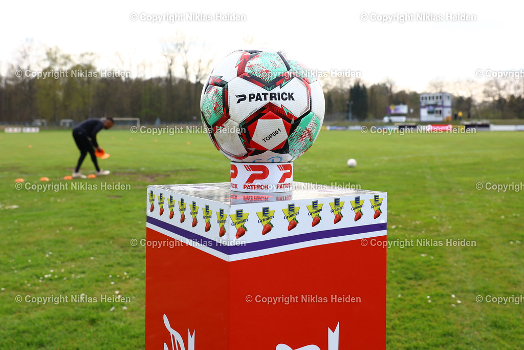 NH_VfRNeumuenster_PSVNeumuenster_FlensOberliga_15042026 | Spielball beim Spiel zwischen dem VfR Neumünster und PSV Union Neumünster.Fußball I Herren I Flens Oberliga I Saison 2025-2026  I 19. Spieltag I VfR Neumünster - PSV Union Neumünster I 15.04.2026 I VfR Stadion HSP (Grümmi Arena)
