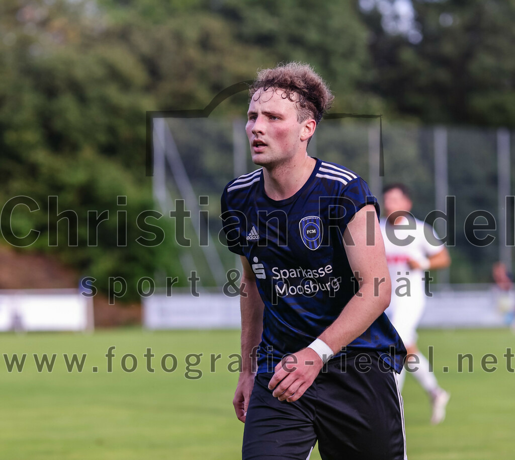2023-07-28_063_FC_Eitting_gegen_FC_Moosburg | Eitting, Deutschland, 28.07.2023:
Fußball, Kreisliga 2023 / 2024, 1. Spieltag, FC Eitting gegen FC Moosburg, Endergebnis: 1:1

Maximilian Denteler (FC Moosburg, #17)

Foto: Christian Riedel / fotografie-riedel.net