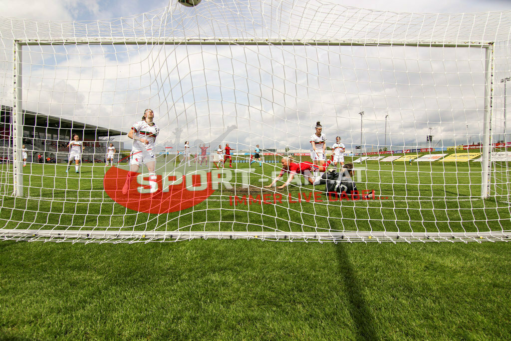Norwegen U19  Bulgarien U19 | Cathinka Cecilie Friis Tandberg (Norway #20) Milena Karakoleva (BUL #12) Yoana Stankova (BUL #2) Maria Dikelova (BUL #6)Hintertor, Tor ; Norwegen U19  Bulgarien U19 am 13.05.2022 in Wels
(Huber Arena), AUSTRIA, (Photo by Ernst Krawagner sport-fan.at) - Realisiert mit Pictrs.com