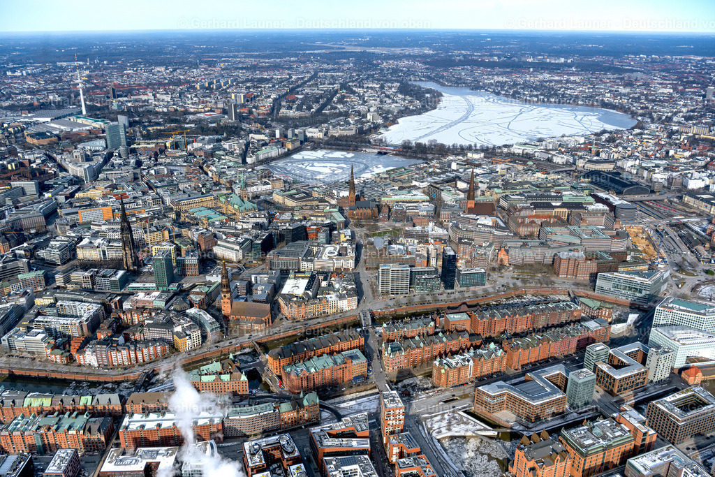 4044716 | HAMBURG 14.02.2021 Stadtzentrum im Innenstadtbereich am Ufer der Alster im Ortsteil Altstadt in Hamburg, Deutschland. // The city center in the downtown area on lake side of Alster in the district Altstadt in Hamburg, Germany. Foto: Gerhard Launer