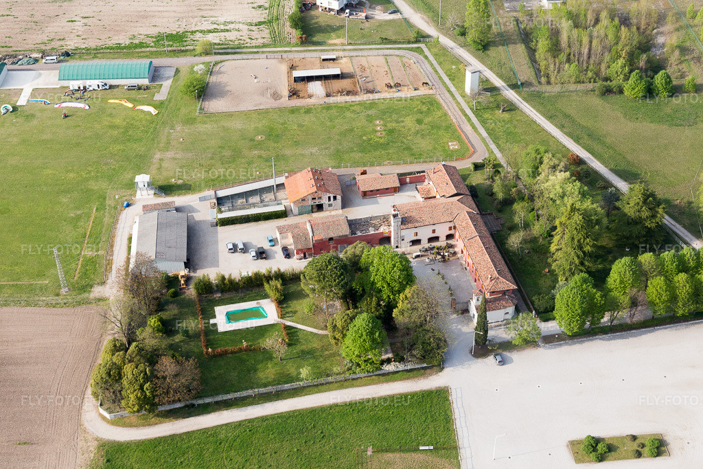 Vue aérienne: Vue de la ville à Panellia di Sedegliano dans le département Frioul-Vénétie Julienne, Italie. Photo: IMG_098731.jpg prise le 07/04/2017 par Werner Riehm/FLY-FOTO.eu – Résolution de l'original: 5472 x 3648 px