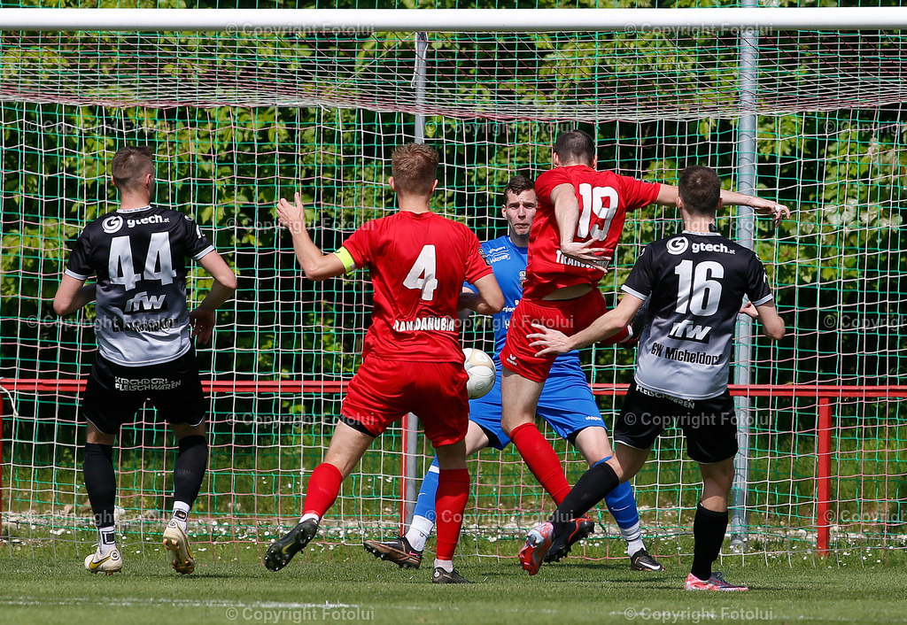A_LUI_130523_15 | SPORT,FUSSBALL, LT1 OOE LIGA ASKOE OEDT-SV GW MICHELDORF 13.05.2023 IM BILD: TOR ZUM 1:0 DURCH FLORIAN MADLMAYR (NR .19 OEDT) UND (MICHELDORF) FOTO:FOTOLUI
