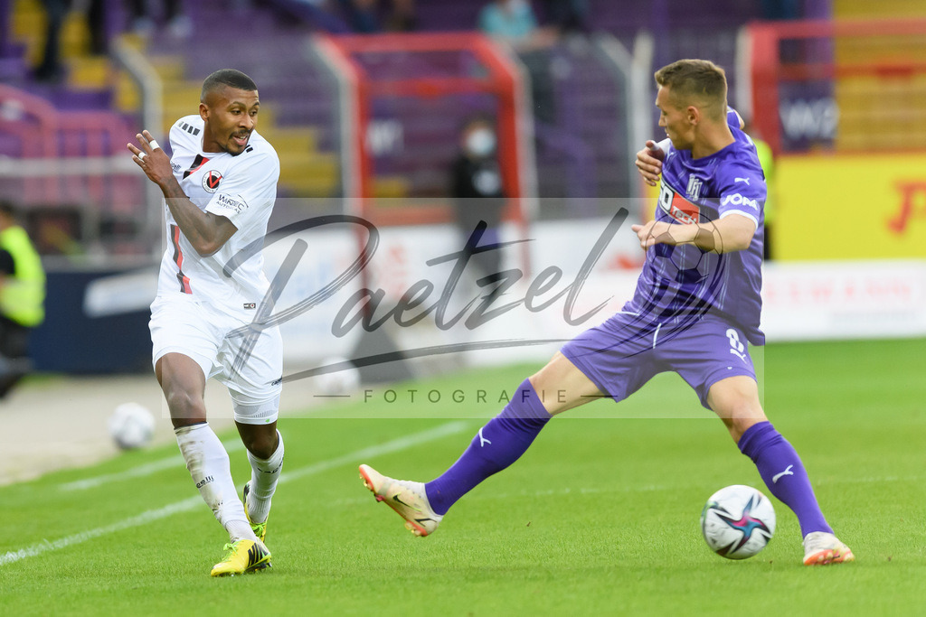 OSNVKO20210906_12 | Fussball, Herren: Florian Heister (FC Viktoria Koeln) und Sven Koehler (VfL Osnabrueck) im Zweikampf beim Spiel der 3. Liga zwischen VfL Osnabrueck und FC Viktoria Koeln im Stadion an der Bremer Bruecke am 06.09.2021 in Osnabrueck, Deutschland.DFB / DFL REGULATIONS PROHIBIT ANY USE OF PHOTOGRAPHS AS IMAGE SEQUENCES AND/OR QUASI-VIDEO. - Realisiert mit Pictrs.com