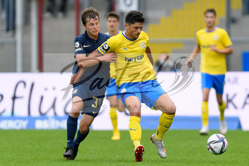 EBSTSV20210828_042 | Fussball, Herren: Richard Neudecker (TSV 1860 Muenchen) und Jannis Nikolaou (Eintracht Braunschweig) im Zweikampf beim Spiel der 3. Liga zwischen Eintracht Braunschweig und TSV 1860 Muenchen im Eintracht-Stadion am 28.08.2021 in Braunschweig, Deutschland.DFB / DFL REGULATIONS PROHIBIT ANY USE OF PHOTOGRAPHS AS IMAGE SEQUENCES AND/OR QUASI-VIDEO. - Realisiert mit Pictrs.com
