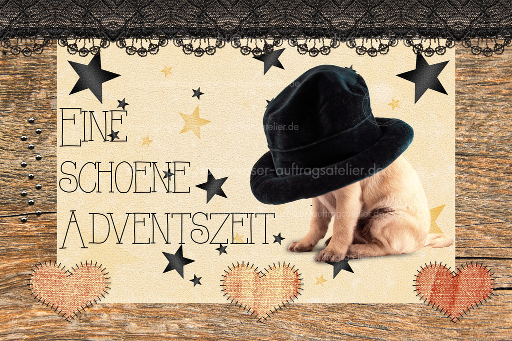 Weihnachten beiger HG Mops Text | Holzhintergrund für die Weihnachtszeit. Beiges texturiertes Papier mit schwarzen Sternen und schwarzer Spitze als Abschluss. Ein Mops Welpe mit schwarzem Zylinderhut und deutscher Text: Eine schöne Adventszeit.