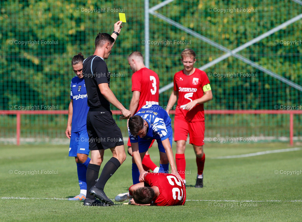 A_LUI_2608023_34 | SPORT,FUSSBALL,LT1 OOELIGA ASKOE OEDT-SPG FRIEDBURG/POENDORF 26.08.2023 IM BID: SCHIEDSRICHTER BENEDIKT LJUBAS ZEIGT LUKAS PREINER  (FRIEDBURG) DIE GELBE KARTE FOTO:FOTOLUI