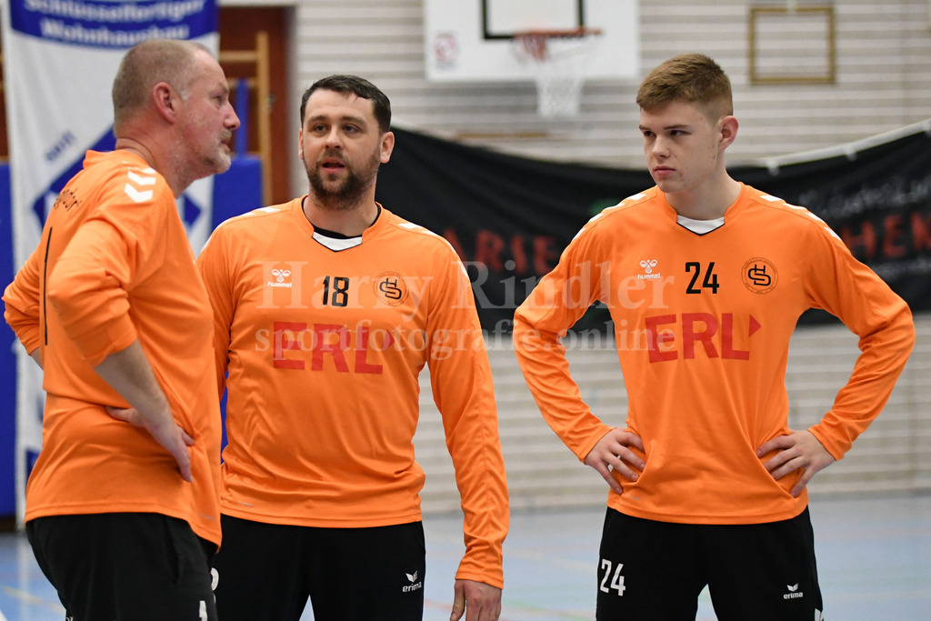 HC Deggendorf :  VfL Waldkraiburg   | Tormänner unter sich: v.l. Werner Blöchinger; Denis Detlaf  (HC Deggendorf  #18); Simon Hanauer  - Realisiert mit Pictrs.com