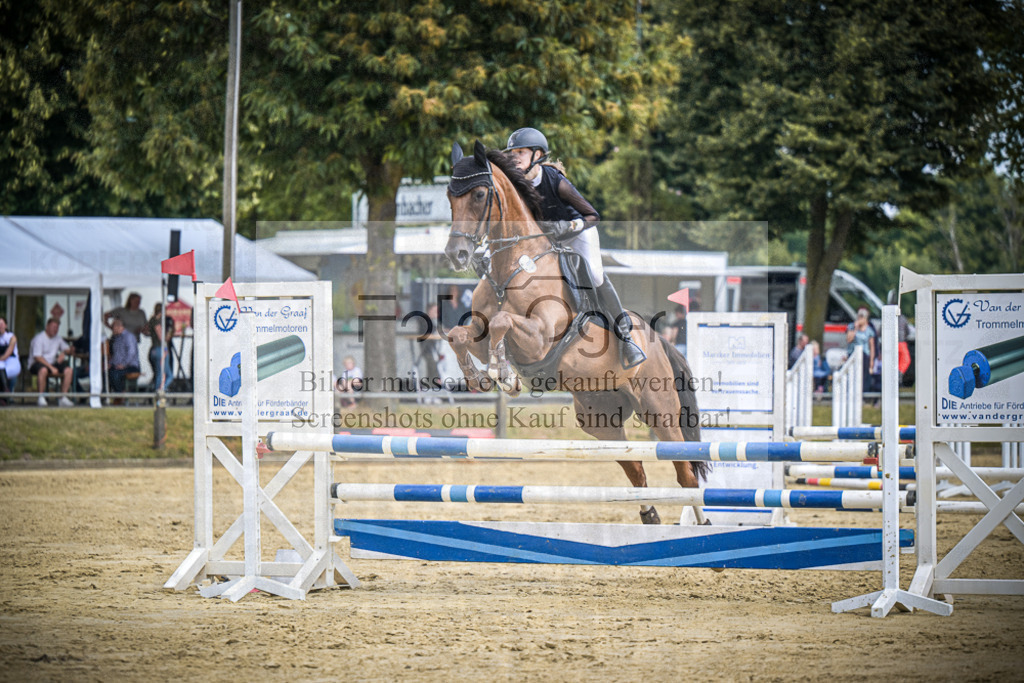 DOS_6220 | Entdecke hochwertige Reitturnierfotos von Foto Oger. Professionell, emotional und authentisch – jetzt Lieblingsmomente im Shop bestellen.Deutschlandweite Turnierfotografie. - Realisiert mit Pictrs.com