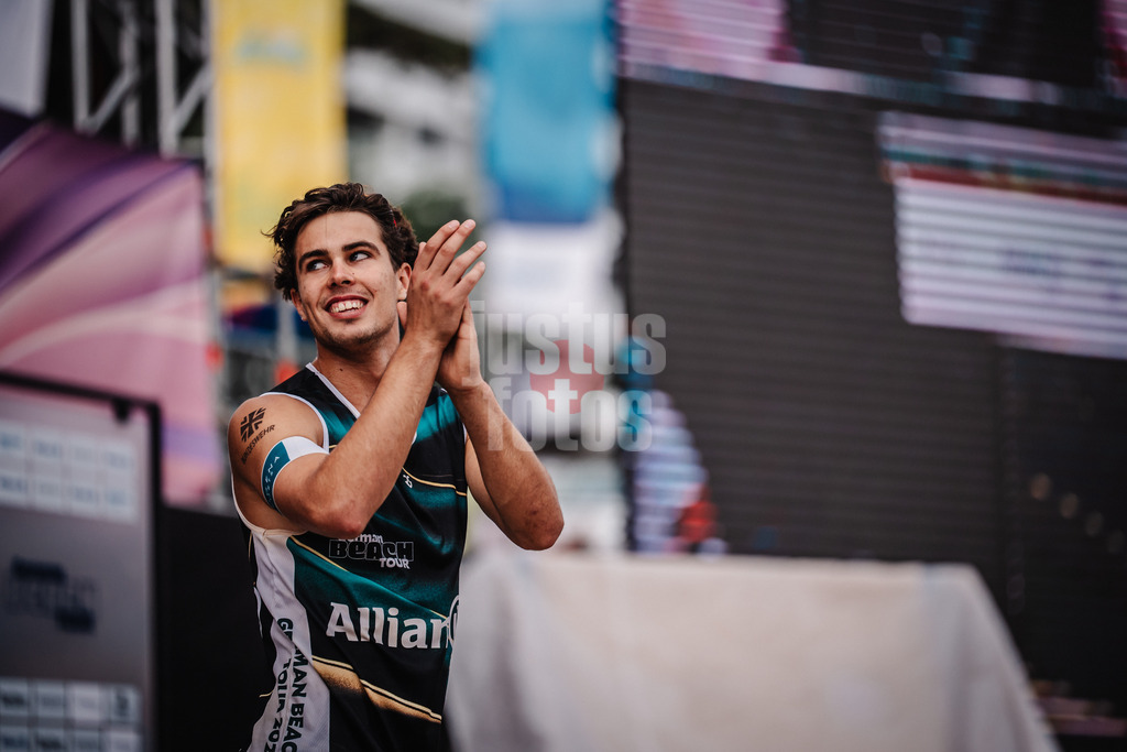 Beachvolleyball | Männer | Deutsche Meisterschaften 2025 Timmendorfer Strand | 05.09.2025 | Lui Wüst läuft in das Stadion ein