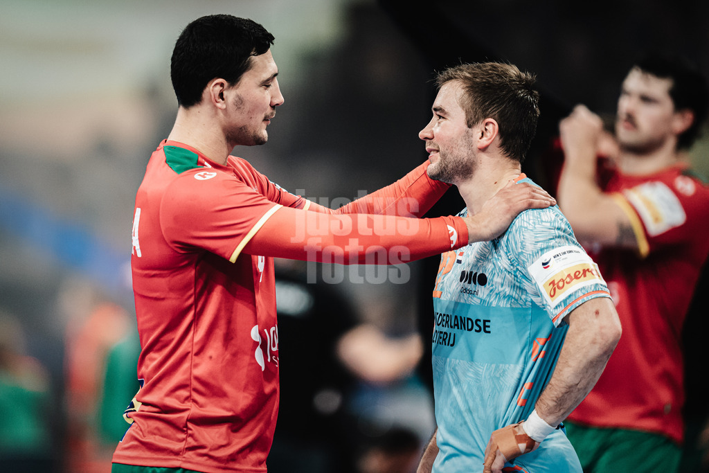 Handball | Herren | EHF EURO 2024 | European Championshop Men 2024 Final Tournament | Niederlande vs. Portugal | 23.01.2024 | v.l. Pedro Portela (#4, Portugal, POR) und Luc Steins (#22, Holland, NED) nach dem Spiel