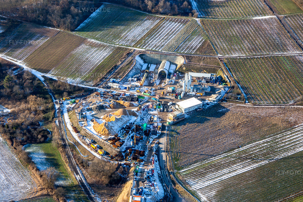 Luftbild: Baustelle des Tunnelportals Ost für den Astrid-Tunnel zur Unterquerung und Ortsumgehung von Bad Bergzabern zwischen B38 (Weinstraße) und B427 (Kurtalstraße) im Winter bei Schnee in Dörrenbach im Bundesland Rheinland-Pfalz in Deutschland.Foto: IMG_139677.jpg vom 16.01.2024 durch Werner Riehm/FLY-FOTO.deBemo: - BEMO Tunnelling GmbHLandesbetrieb Mobilität Rheinland-PfalzStadt Bad BergzabernHerrenknecht AG - Pioneering Underground Together