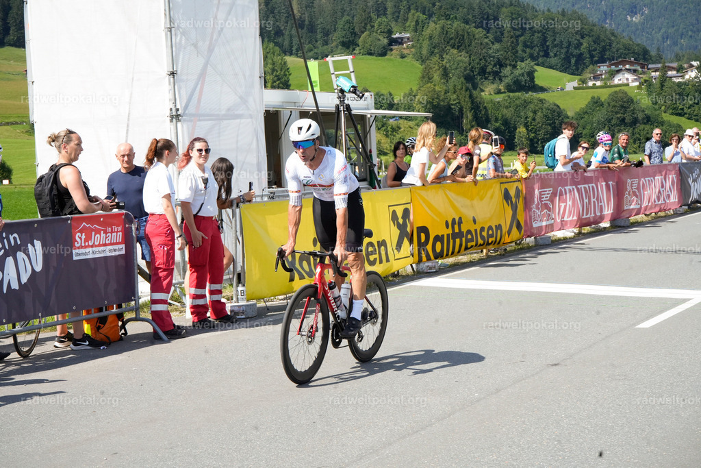 781_20230817_Bewerb_Maenner_Muehlanger | AUT - OESTERREICH, 2023-08-16: SPORT RENNRAD-FAHREN - 55. INTERNATIONALER RADWELTPOKAL IN ST. JOHANN IN TIROL  - Vintage-Radrennen mit WM-Bronze-Medaillen-Siegerin Christina Schweinberger, den Teilnehmer und Alexander Baumann (vom Orginastions-Team) - TAG 2 BEWERB MAENNER IN SECHS GRUPPEN  ; Foto: Roland Muehlanger