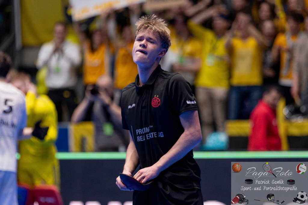 Volvo E.R.B. Final 4 Halbfinale Männer: Harvestehuder HTC - Gladbacher HTC, 25.01.2025 | Jimmy Schiefer (Gladbacher HTC #8) nach SPielende, Harvestehuder HTC - Gladbacher HTC, Frankfurt, Süwag Arena, 25.1.2025 - Realisiert mit Pictrs.com