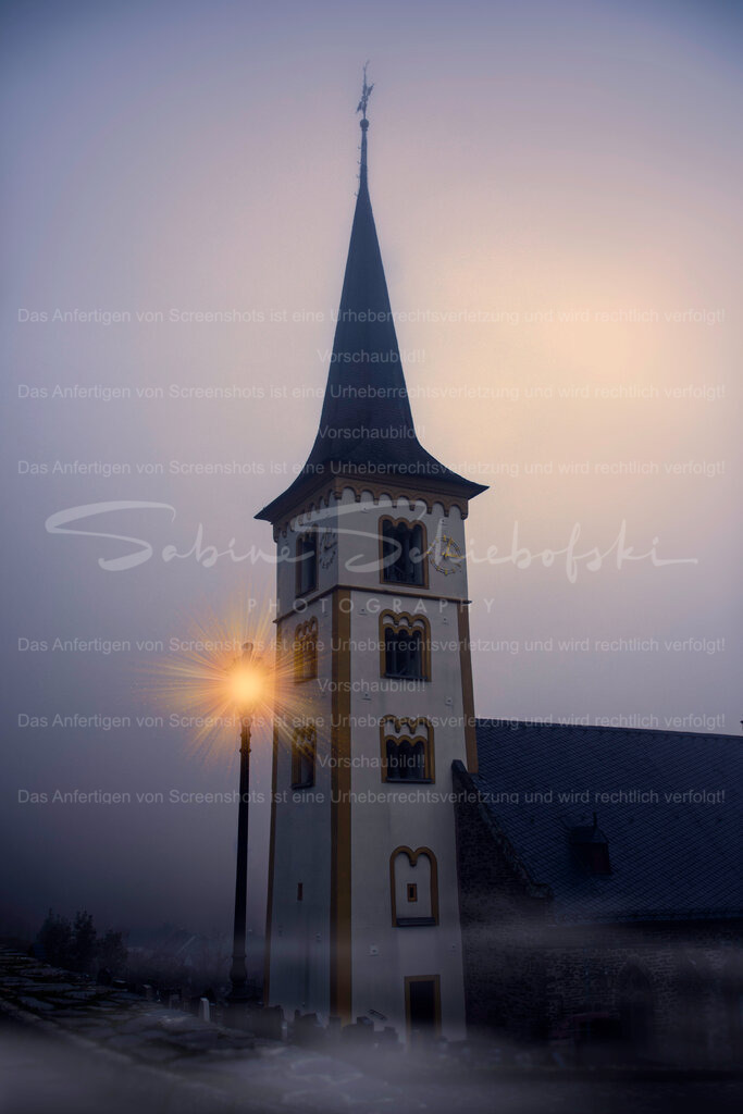 Die St. Laurentius Kirche in Bremm/Mosel  | People- und Tierfotografie, Imageaufnahmen, Veranstaltungsfotografie und Wandbilder aus der Natur ★ Made in Germany ✔️ Druck + Downloads ✔️ Naturfotografie in Top Qualität ★ schneller Versand, weltweite Lieferung! - Realisiert mit Pictrs.com