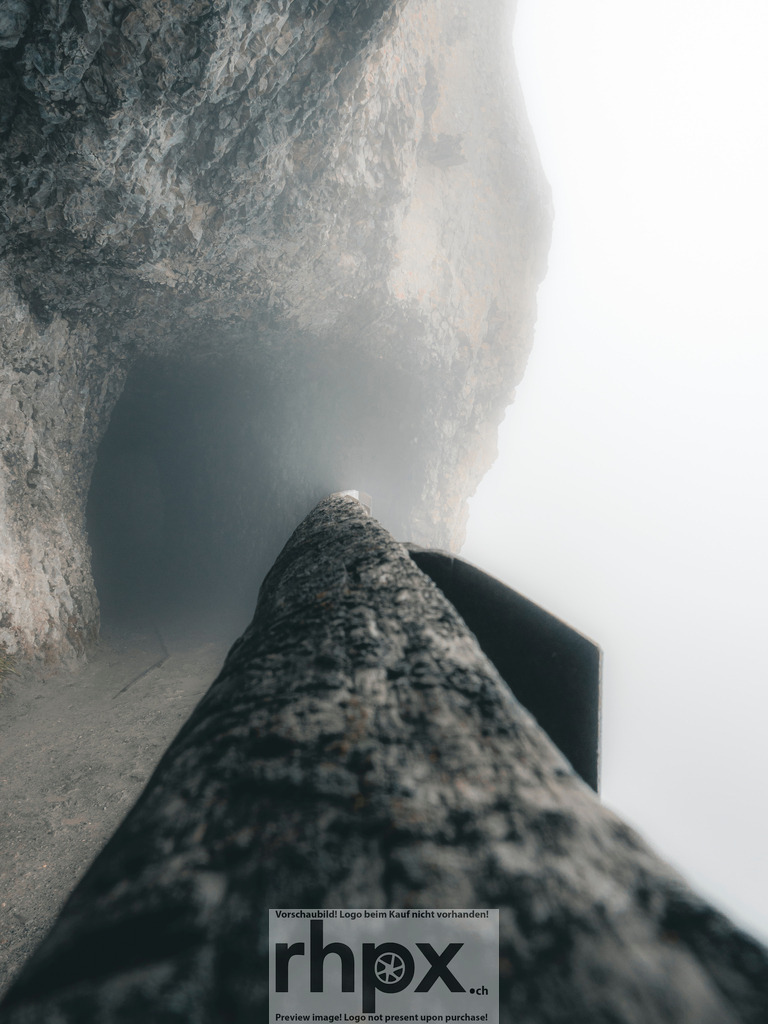 Drachenhöhle am Pilatus | Blick in die Drachenhöhle am Pilatus. Der Nebel zieht durch den Felsgang und lässt die Szene geheimnisvoll und ruhig wirken. Eine Aufnahme, die die mystische Seite des Pilatus eindrucksvoll festhält.  - Realisiert mit Pictrs.com