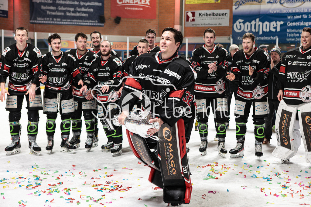 EHC Königsbrunn - TEV Miesbach | Grenzenloer Jubel beim EHC Koenigsbrunn nach dem Gewinn der Bayerliga Meisterschaft im Spiel 3 der Playoffserie gegen den TEV Miesbach / Jubel / Freude / Siegerfoto / Stefan VAJS (EHC #32)