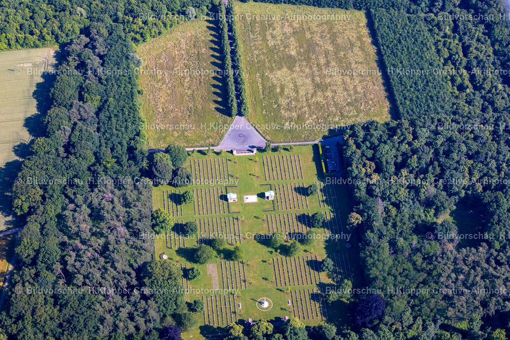 Luftbild Kamp-Lintfort-4773 | Luftbildfotografie Grabreihen auf dem Gelände des Friedhofes " Britischer Ehrenfriedhof " mit dem Denkmal " Rheinberg War Cemetery " an der Straße Am Englischen Friedhof im Ortsteil Niersenbruch in Kamp-Lintfort im Ruhrgebiet im Bundesland Nordrhein-Westfalen, Deutschland - Realisiert mit Pictrs.com