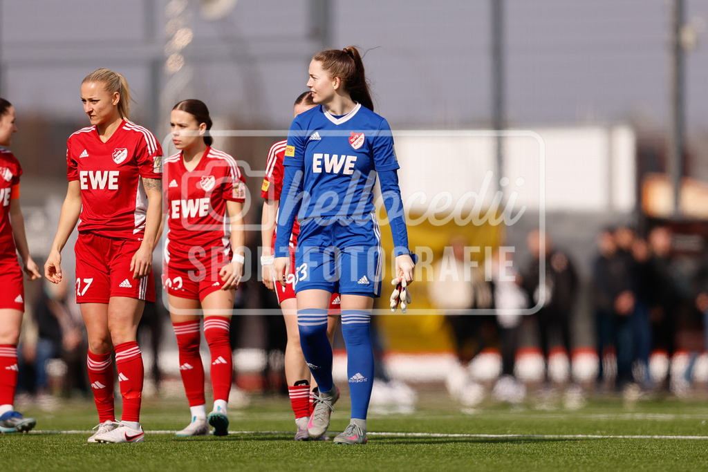Fußball I Frauen I Saison 2025-2026 I Regionalliga Nord I 15. Spieltag I St. Pauli - SpVg Aurich-23 | Jule Götz (33, SpVg Aurich) Auf dem Weg zum Tor nach dem Einlaufen. - Realisiert mit Pictrs.com