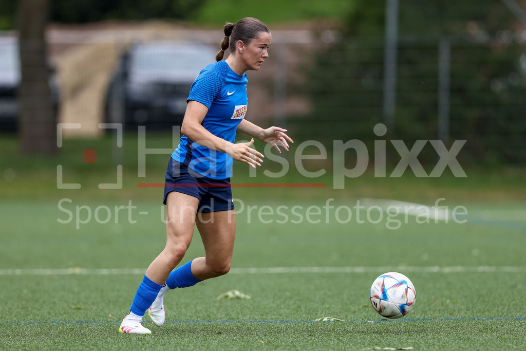 Fussball, Aufstiegsrunde Regionalliga Nord Frauen, FC Union 60 - SC Victoria Hamburg | Finja Paape (SC Victoria Hamburg, 17) am Ball, Freisteller, Einzelbild, Ganzkörper, Aktion, Action, Spielszene