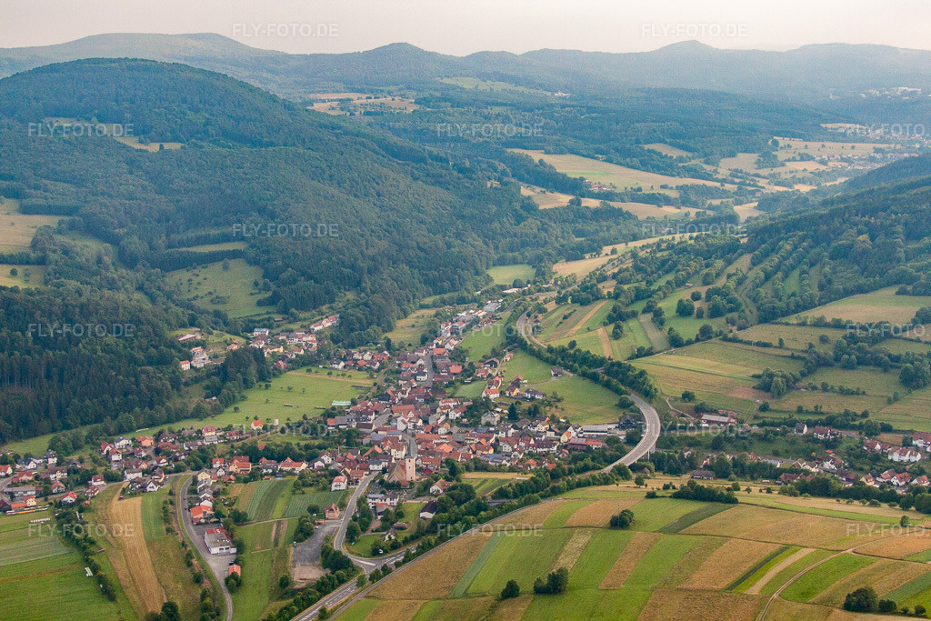 Luftbild: Ortsansicht in Riedenberg im Bundesland Bayern in Deutschland. Foto: IMG_68818.jpg vom 22.06.2014 durch Werner Riehm/FLY-FOTO.de