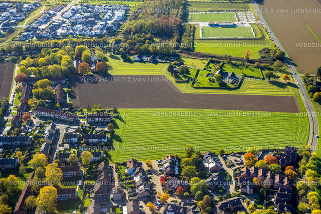 Neukirchen-Vluyn221004750 | Luftbild, Wiesen und Felder an der Lindenstraße Ecke Am Hugengraben, Neuer Fußballplatz am Schulzentrum Tersteegenstraße, Neukirchen, Neukirchen-Vluyn, Ruhrgebiet, Niederrhein, Nordrhein-Westfalen, Deutschland
