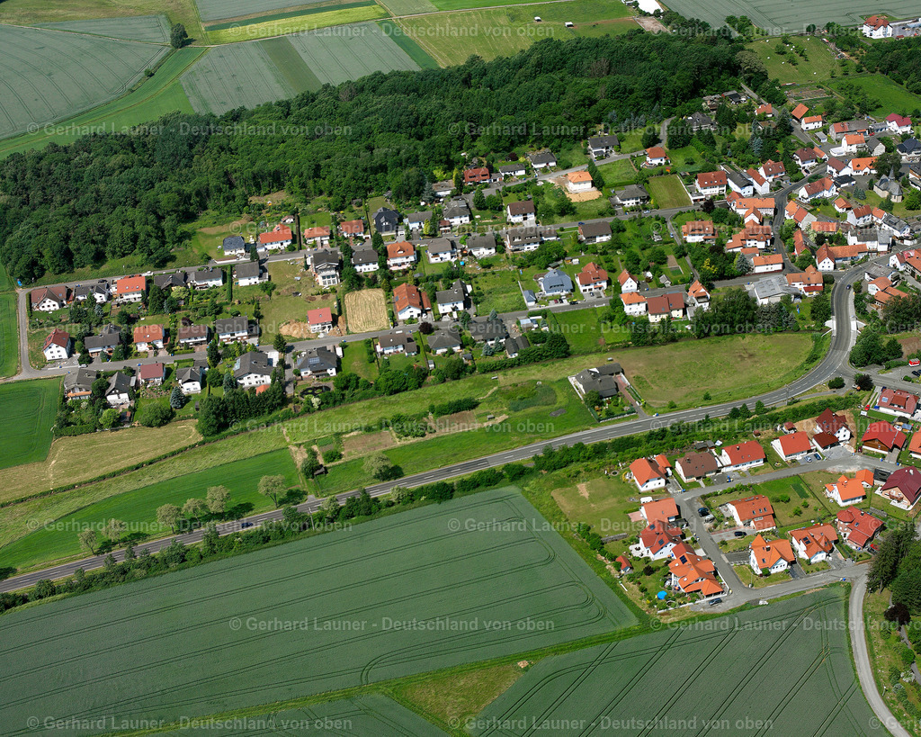 2614790 | FLENSUNGEN 06.08.2006 Landwirtschaftliche Nutzflächen und Feldgrenzen  umsäumen das Siedlungsgebiet des Dorfes in Flensungen im Bundesland Hessen, Deutschland // Agricultural land and field boundaries surround the settlement area of the village  in Flensungen in the state Hesse, Germany Foto: Gerhard Launer