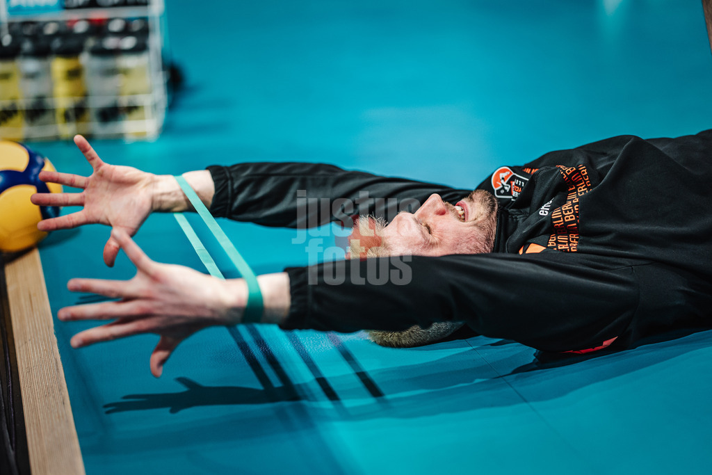 Volleyball | Herren | Saison 2024/2025 | 1. Volleyball Bundesliga Männer | Finale | BERLIN RECYCLING Volleys vs. SVG Lüneburg | 03.05.2025 | Ruben Schott (#13, Berlin Recycling Volleys) beim Aufwärmen