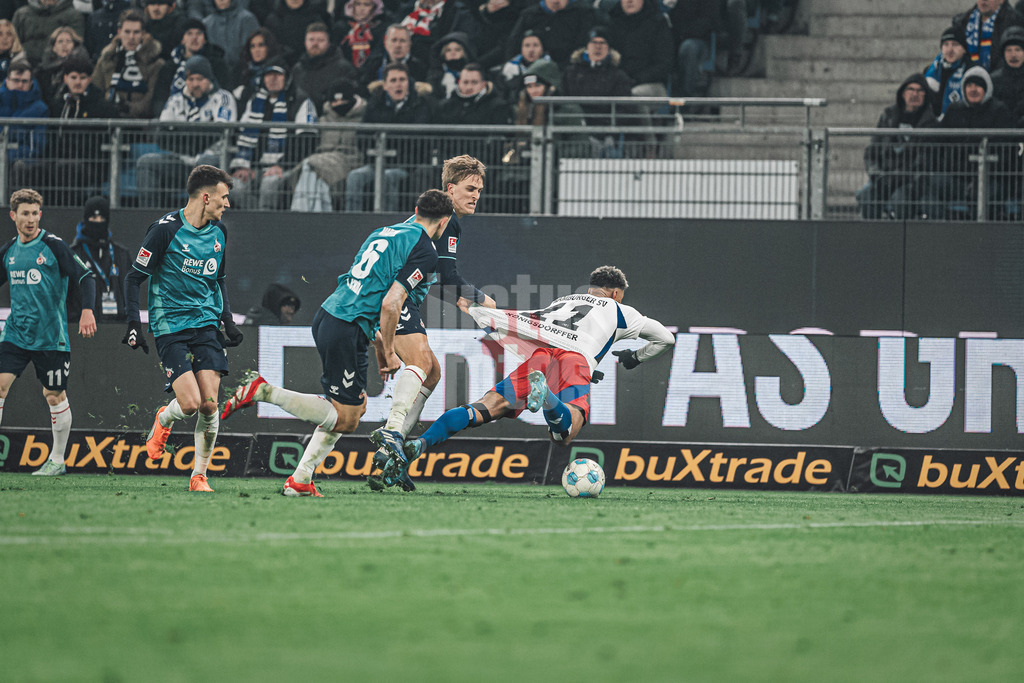 Fußball | Männer | Saison 2024/2025 | 2. Fußball-Bundesliga | 18. Spieltag | Hamburger SV vs. 1. FC Köln | 18.01.2025 | v.l. Timo Hübers (#4, 1. FC Köln) zieht am Trikot von Ransford Königsdörffer (#11, HSV)