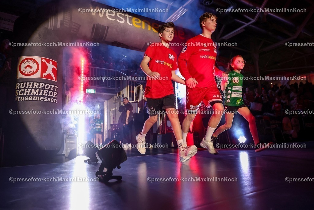 TUSEM06032601033 | 06.03.2026, Handball, 2. Handballbundesliga  Herren, Saison 2025 / 2026, 23. Spieltag, TuSEM Essen - VfL Eintracht Hagen: Die Spieler beim Einlaufen auf das Spielfeld. Felix Mart (TuSEM Essen #03)