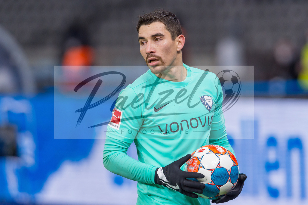 HERBOC20220204_301 | Fussball, Herren: Danilo Soares (VfL Bochum) schaut bei dem Spiel der 1. Bundesliga zwischen Hertha BSC und VfL Bochum im Olypiastadion am 04.02.2022 in Berlin, Deutschland.DFB / DFL REGULATIONS PROHIBIT ANY USE OF PHOTOGRAPHS AS IMAGE SEQUENCES AND/OR QUASI-VIDEO. - Realisiert mit Pictrs.com