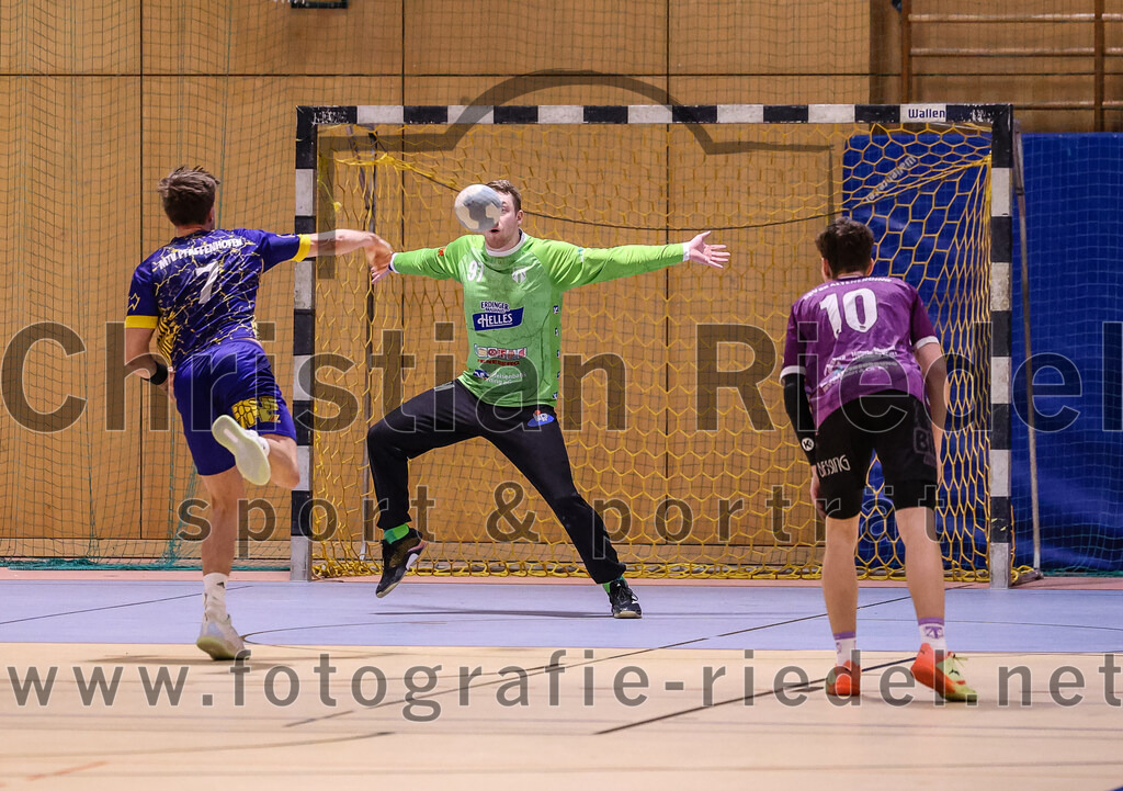 2024-12-14_110_SpVgg_Altenerding_gegen_MTV_Pfaffenhofen | Erding, Deutschland, 14.12.2024:Handball, Bezirksoberliga Männer 2024 / 2025, 10. Spieltag, SpVgg Altenerding gegen MTV Pfaffenhofen, Endergebnis: 32:30Lukas Loibl (MTV Pfaffenhofen, #7), Torwart Ferdinand Mayer (SpVgg Altenerding, #97), Tim Steininger (SpVgg Altenerding, #10)Foto: Christian Riedel / fotografie-riedel.net