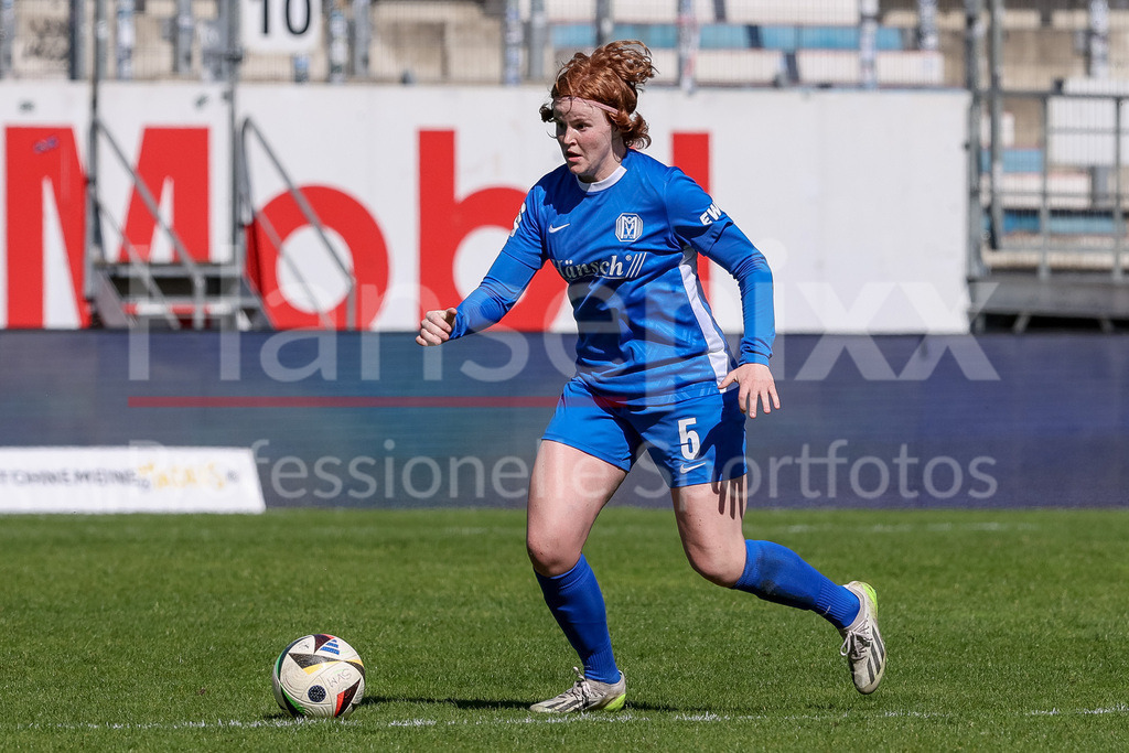 Fussball, 2. Frauen-Bundesliga, SV Meppen - 1. FC Union Berlin | v.li.: Lena Göppel (SV Meppen, 5) am Ball, Freisteller, Einzelbild, Ganzkörper, Aktion, Action, Spielszene, DIE DFB-RICHTLINIEN UNTERSAGEN JEGLICHE NUTZUNG VON FOTOS ALS SEQUENZBILDER UND/ODER VIDEOÄHNLICHE FOTOSTRECKEN. DFB REGULATIONS PROHIBIT ANY USE OF PHOTOGRAPHS AS IMAGE SEQUENCES AND/OR QUASI-VIDEO.
