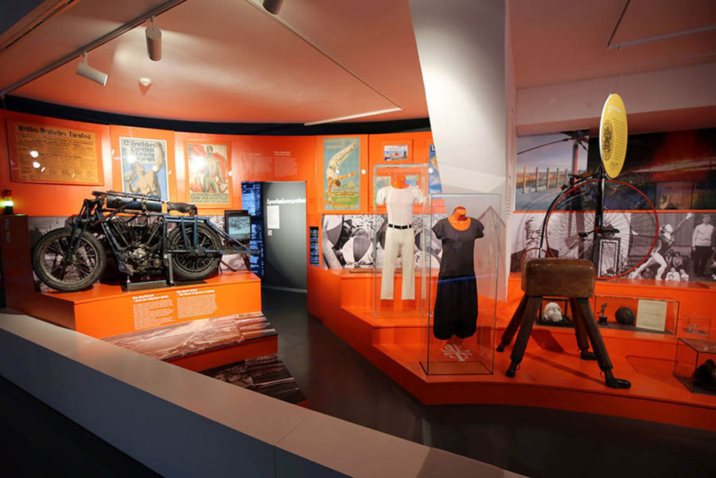 Sportmuseum - Blick in die Dauerausstellung des Stadtgeschichtlichen Museum Leipzig | Entdecke über 20 Kategorien Leipzig-Motive: Foto-Downloads, hochwertige Poster, Leinwand- & Fine-Art-Prints. Jetzt Lieblingsfoto im Bildlexikon Leipzig Shop bestellen!