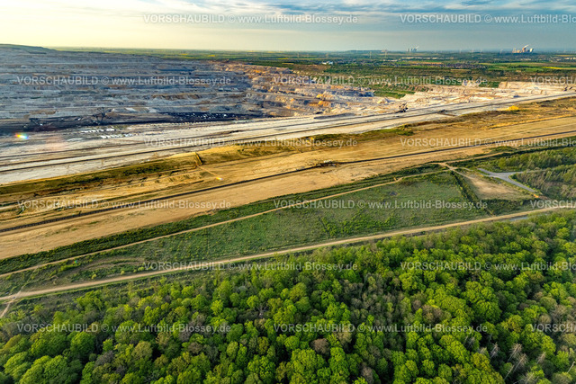 Kerpen240403797BraunkohleTagebauHambacherForst | Luftbild, BraunkohleTagebau Hambacher Forst, NSG Naturschutzgebiet Bürgewald Blatzheimer Bürge, Schaufelradbagger, Fernsicht, Buir, Kerpen, Rheinland, Nordrhein-Westfalen, Deutschland