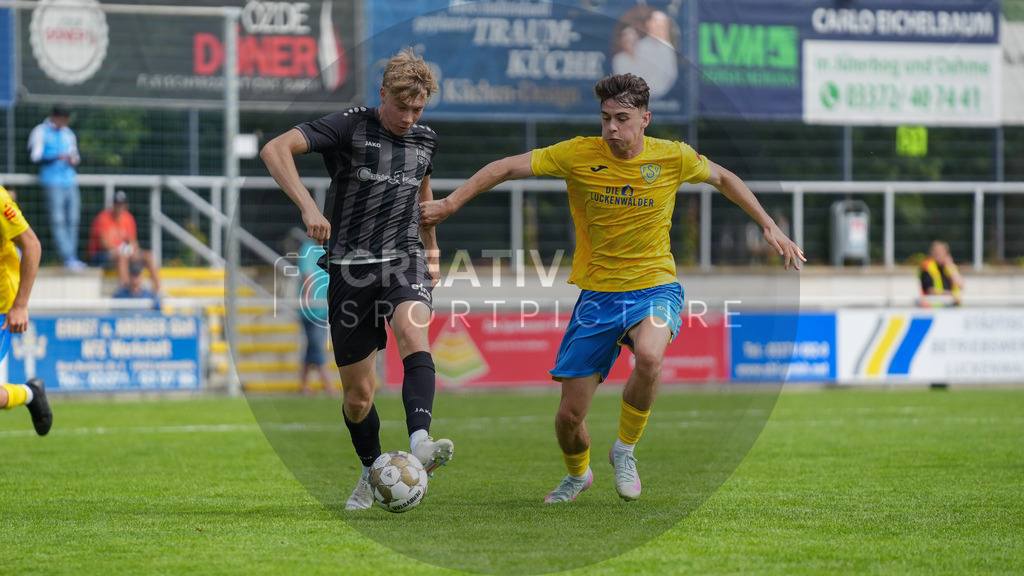 Fußball, Herren, Saison 2025/2026, Regionalliga Nordost, 2. Spieltag, FSV 63 Luckenwalde vs. Chemnitzer FC, Samstag 02.08.2025, Werner-Seelenbinder-Stadion Luckenwalde | Fußball, Herren, Saison 2025/2026, Regionalliga Nordost, 2. Spieltag, FSV 63 Luckenwalde vs. Chemnitzer FC, Samstag 02.08.2025, Werner-Seelenbinder-Stadion Luckenwalde, Im Bild: Julius Bochmann (l. Chemnitz) und Tim Maciejewski (r. Luckenwalde) - Realisiert mit Pictrs.com